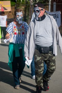 Manifestantes en contra de la planta de asfalto en Bayamon