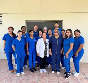 Estudiantes del curso intervenciones de enfermería con familia y comunidad de la Universidad National University college en Bayamon