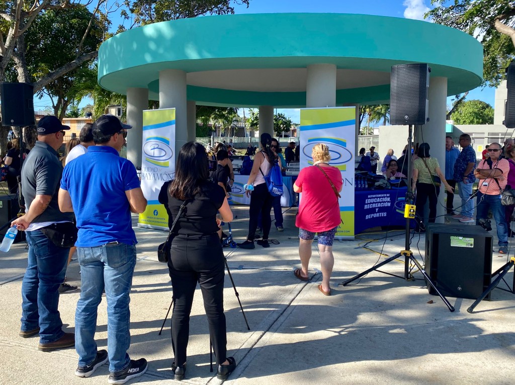 El publico durante la reinaguracion del lineal de lomas verdes. 