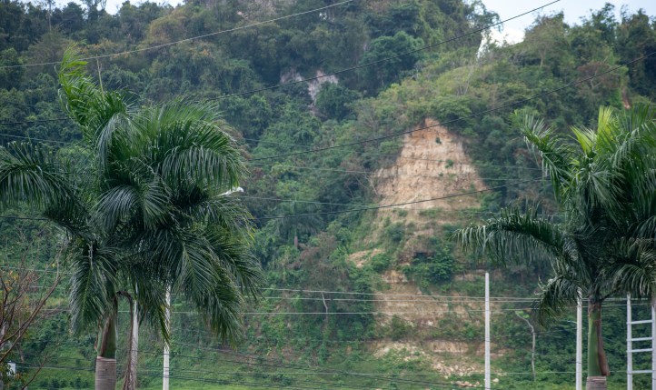 Mogote en Bayamón. Durante el proceso de construcción de la asfaltera se ha ido impactando el mogote que colinda con Villa España 