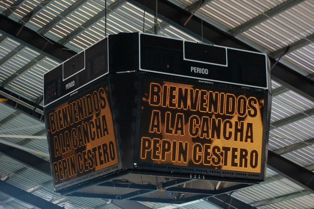Pizarra electrónica de la cancha pepin cestero en Bayamon dice BIENVENIDOS A LA CANCHA PEPIN CESTERO