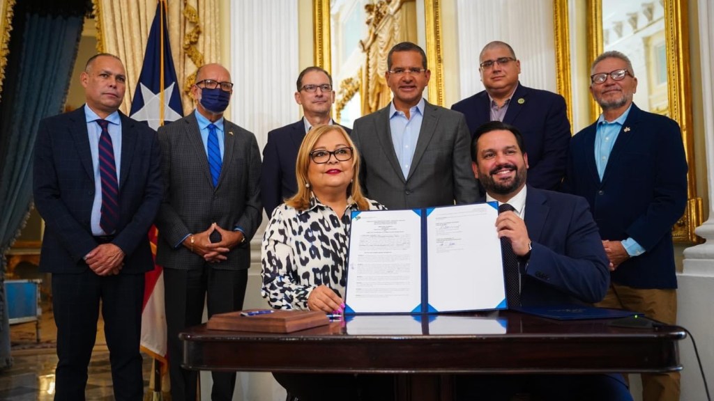 El secretario del Departamento de Vivienda, William Rodríguez, firmó los acuerdos junto a la secretaria del DCR, Ana Escobar y el administrador de ASSMCA, Carlos Rodríguez Mateo.