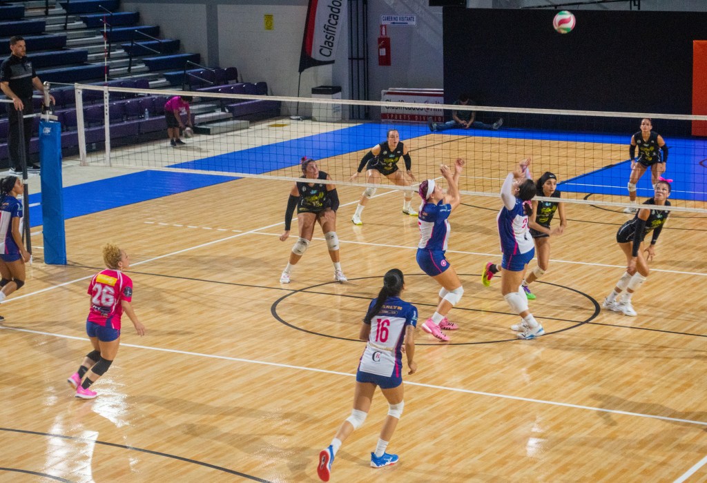 Las Amazónicas y Bayamón Elite se enfrentaron en un partido de la serie B en la cancha pepin cestero de Bayamon