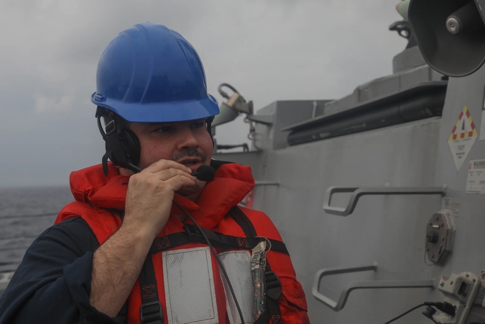 Noel Arroyo, Técnico de Sistemas de Información de Primera Clase de Bayamón, Puerto Rico, sirve en el destructor de misiles guiados de clase Arleigh Burke, USS Rafael Peralta (DDG 115). (Foto tomada por Alexandria Esteban Oficial subalterno de 3ra clase)