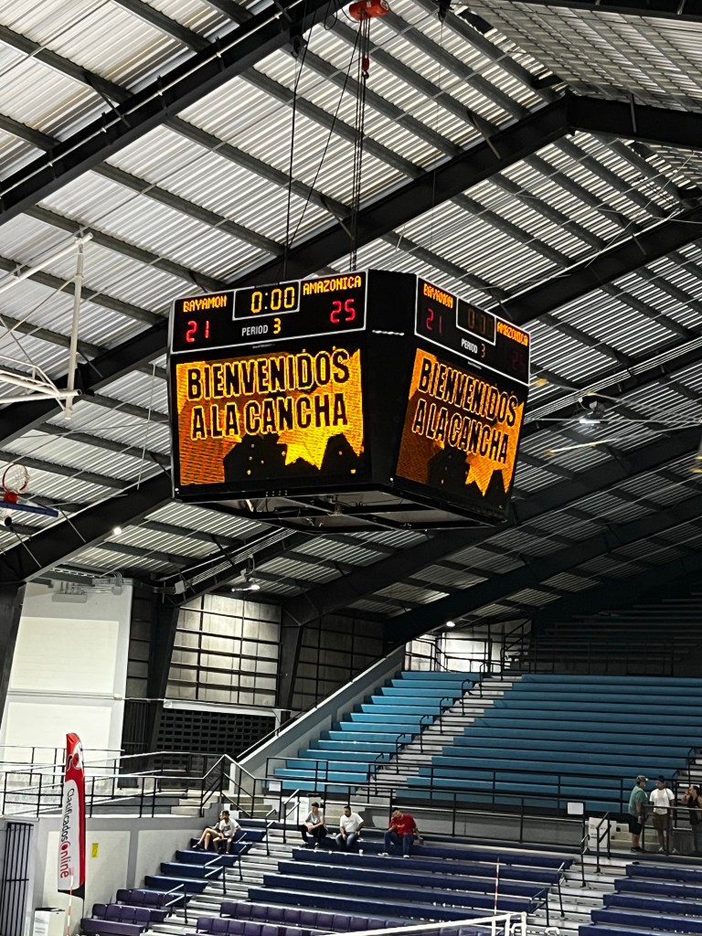 Tablero de puntuación en la cancha Pepin Cestero de Bayamón marca que la puntuación entre Bayamón Elite y las Amazónicas de Trujillo Alto. 21-25