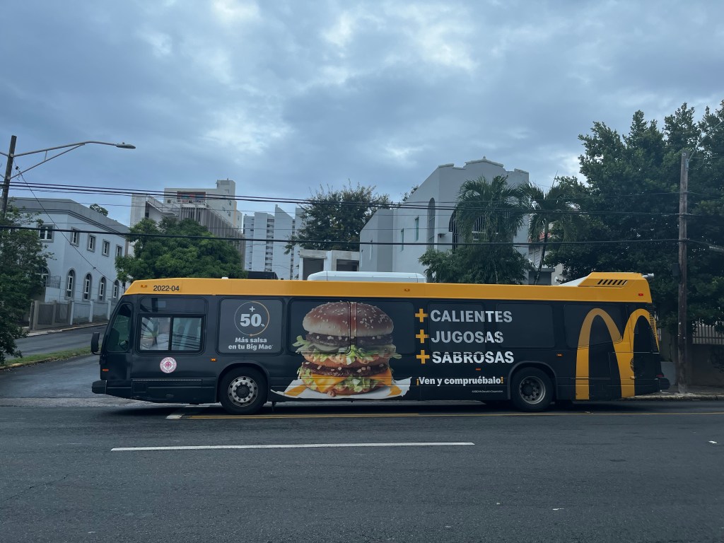 Una guagua de la autoridad metropolitana de autobuses transita a través de la avenida Fernandez Juncos en Santurce. 
