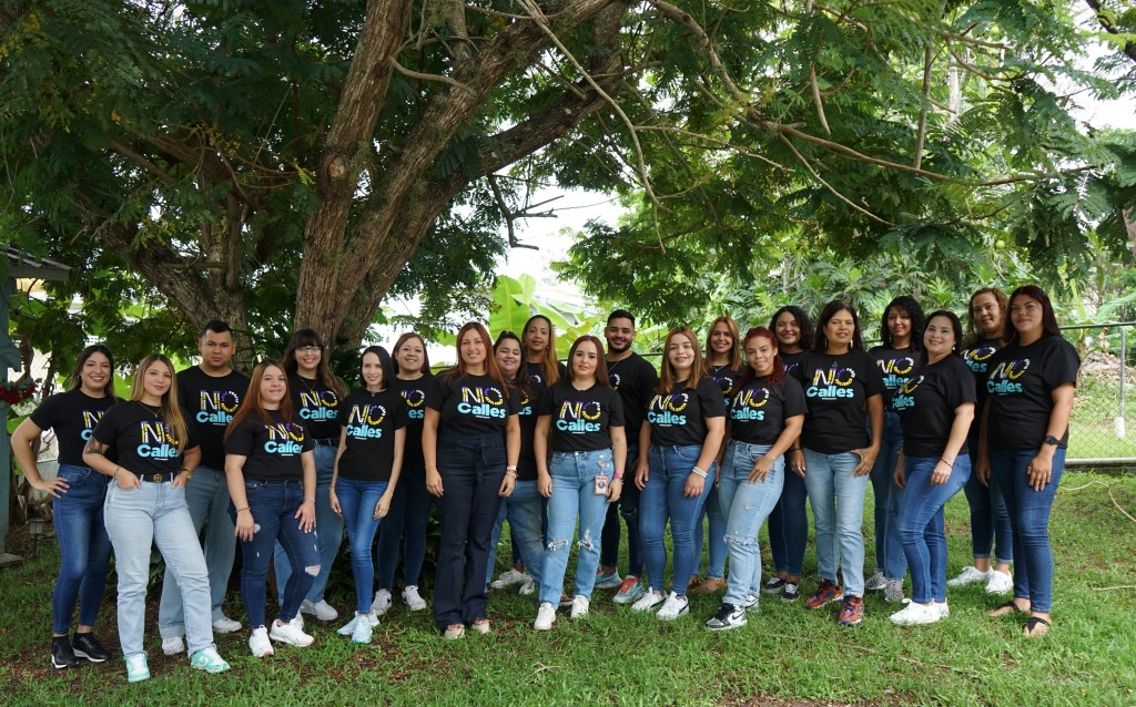 Miembros de la organización vistiendo las camisas de la iniciativa. Como parte de la campaña, la organización tendrá una camisa que promueve el lema ¨ NO CALLES” #yocreoenti