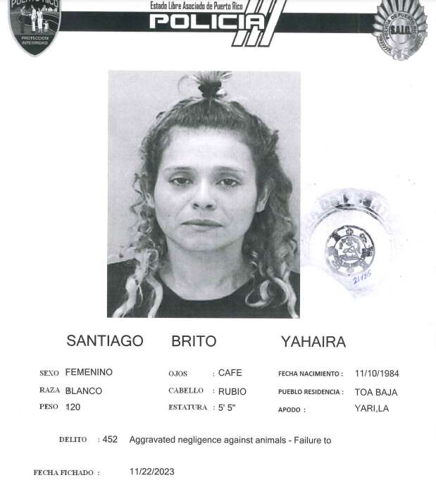 Ficha en blanco y negro de Yahaira Santiago Brito arrestada por negligencia agravada contra los animales.